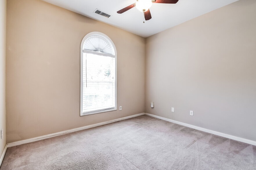 Building Photo - 173 Weatherstone Dr