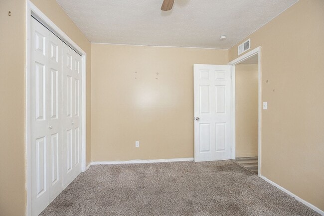 Building Photo - 3 Bedroom/1 bath Single House!!