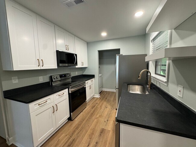 Building Photo - 2 Bed 1 Bath House