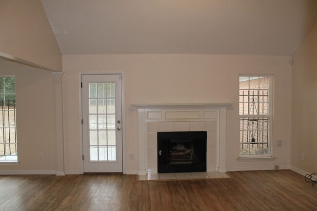 Building Photo - 3 Bedroom 2 Bath W/Bonus South Augusta!