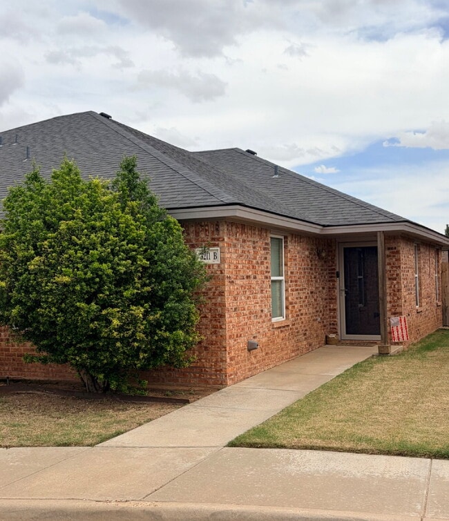 Building Photo - 2 Bedroom Duplex