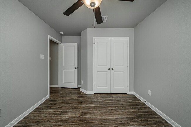 Building Photo - 525 Fallbrook Dr