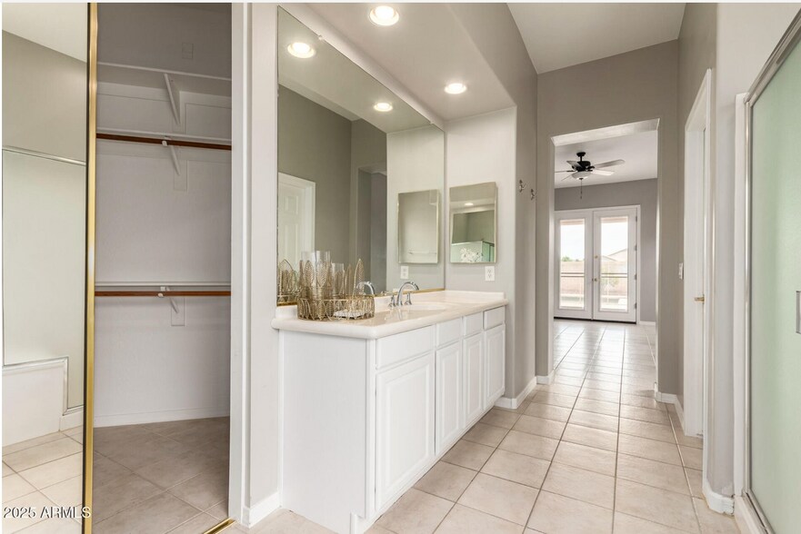 Building Photo - 1515 N Los Alamos Cir