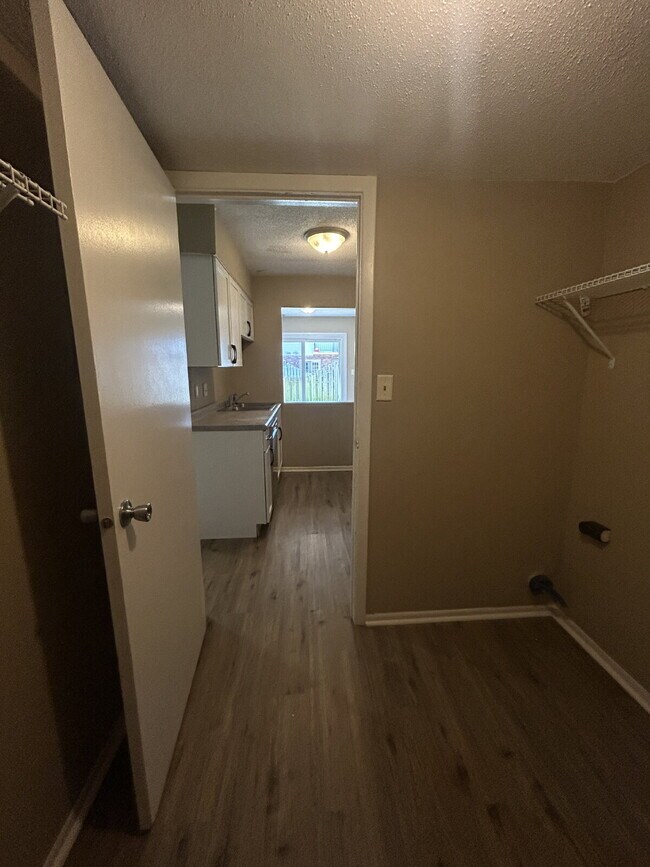 Building Photo - Charming 2-Bed Condo Retreat with 1.5 Baths in Prime Greenwood Location – 1088 Sq Ft of Comfort!