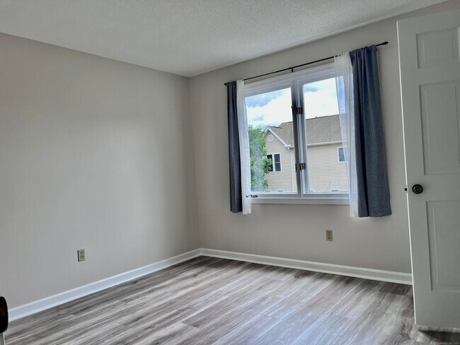 Building Photo - 158 Paddock Ave