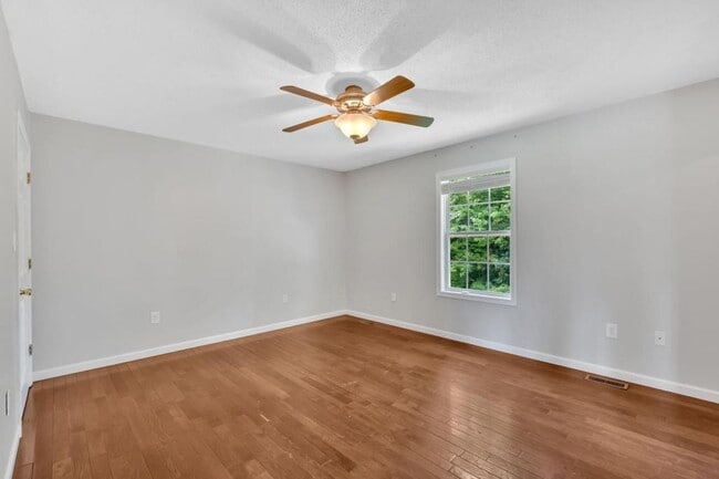 Building Photo - 227 Valley Crest Dr