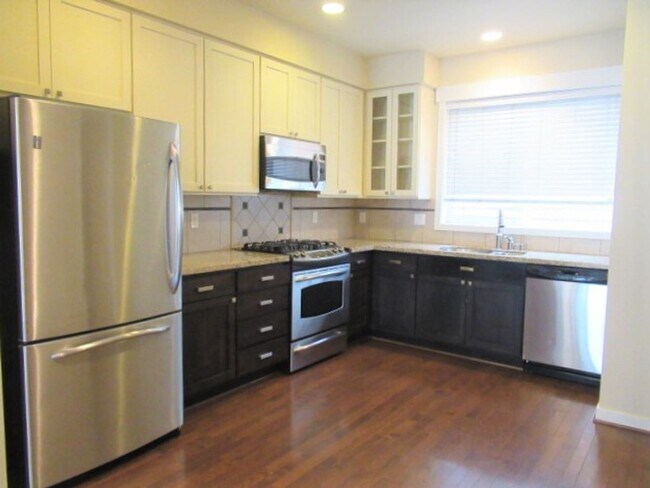 Building Photo - 2bd/2.5ba Seattle Townhome