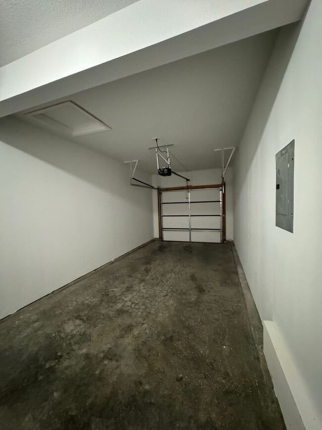 Building Photo - Charming 2 Bedroom, 2.5 Bath Townhome with...