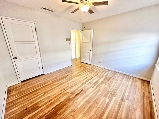 Building Photo - 3 Bedroom 2 Bathroom Lakewood House with Private Backyard down the street from Lakewood High School