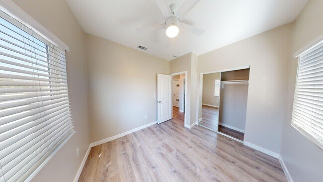 Building Photo - 4BD/2BA on 63rd!