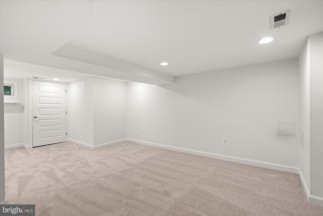 Building Photo - 700 Little St