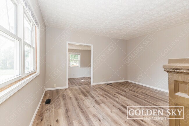 Building Photo - 306 N Mulberry St