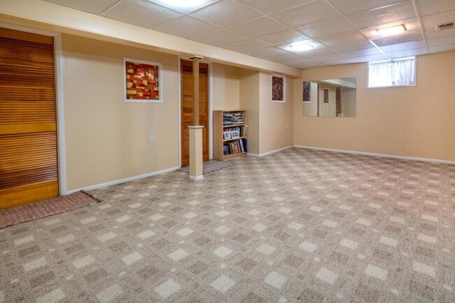 Building Photo - 122 Rivercrest Dr