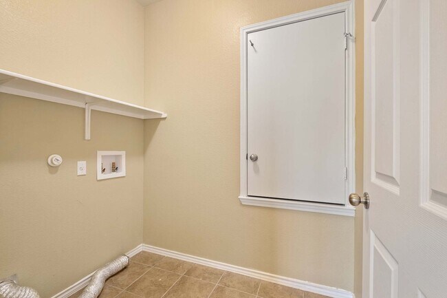 Building Photo - Glowing 3 Bedroom, 2 Bath Home Near Walter...