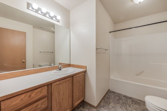 Building Photo - 3 bed 2 bath duplex with sprinkler system