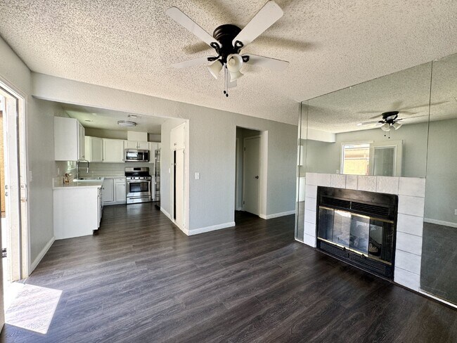 Building Photo - 4BD/3BA Henderson Townhome with Fireplace,...