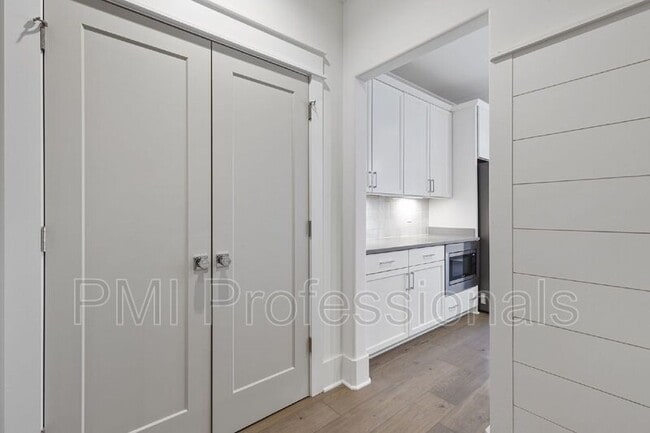 Building Photo - 225 S Bilbro Ave