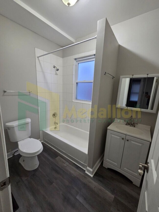 Building Photo - 3-Bedroom Duplex Downstairs unit in 2-Flat with Parking