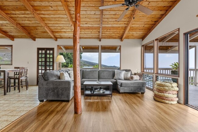 Building Photo - Captain Cook Home – 3 Bed, 2 Bath + Bonus Room! Fully Furnished with Solar Power