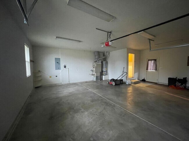 Building Photo - East Medford 3 Bedroom 2 Bathroom w/Large 2 car garage - Single Level