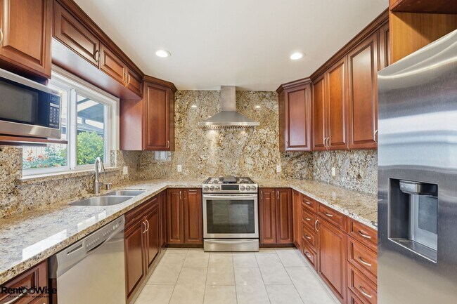 Building Photo - 536 W Hillsdale Blvd