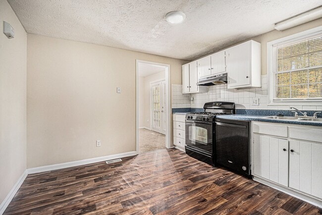 Building Photo - 4 Bedroom 2.5 Bath House