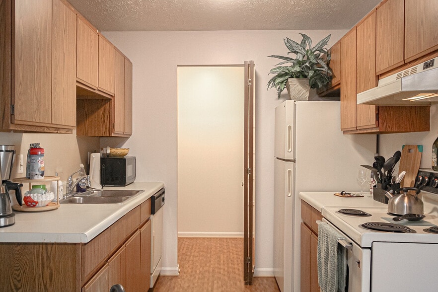 Springbrook - Kitchen - Homestead Apartments