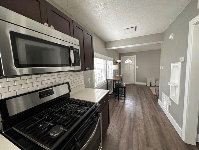 Building Photo - 404 W 51st St