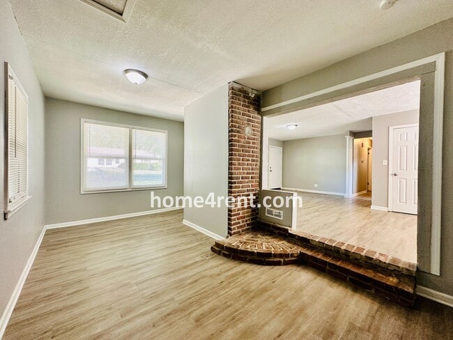 Building Photo - Ranch Style Home in KCMO w/ LVP Floors, SS Appliances and a Fenced Yard!