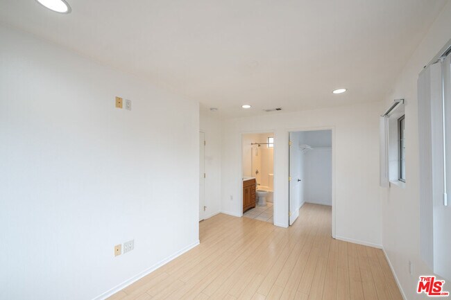 Building Photo - 339 Newland St
