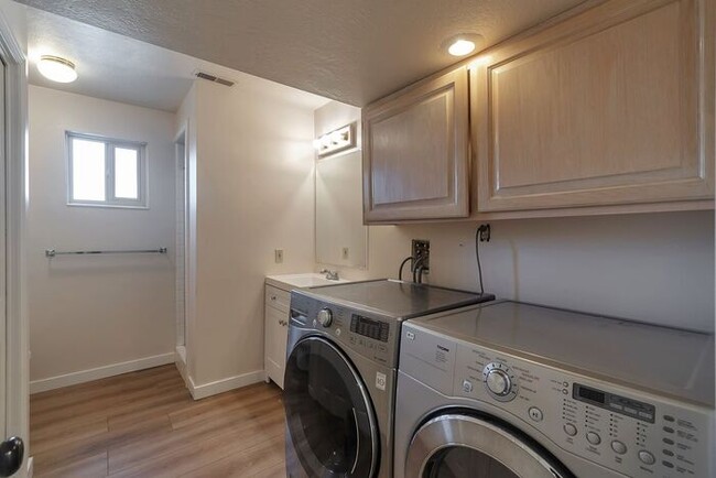 Building Photo - Awesome 4 Bedroom Home in Orem w 2 car garage