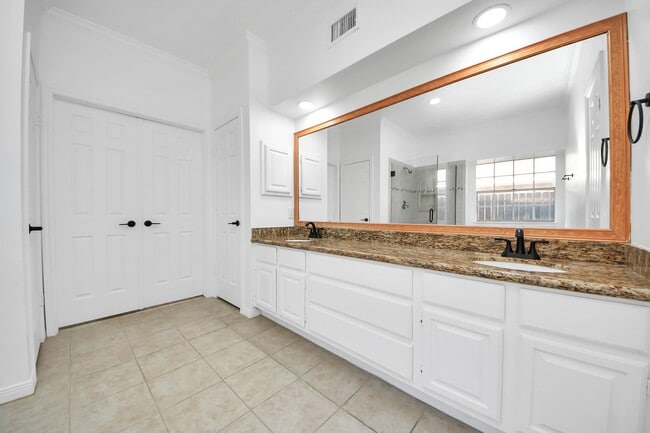 Building Photo - 15919 Lake Lodge Dr