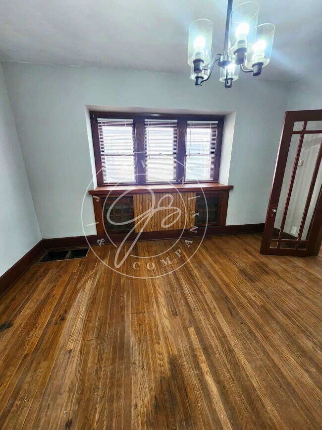 Building Photo - Very spacious lower 2 bedroom with separat...
