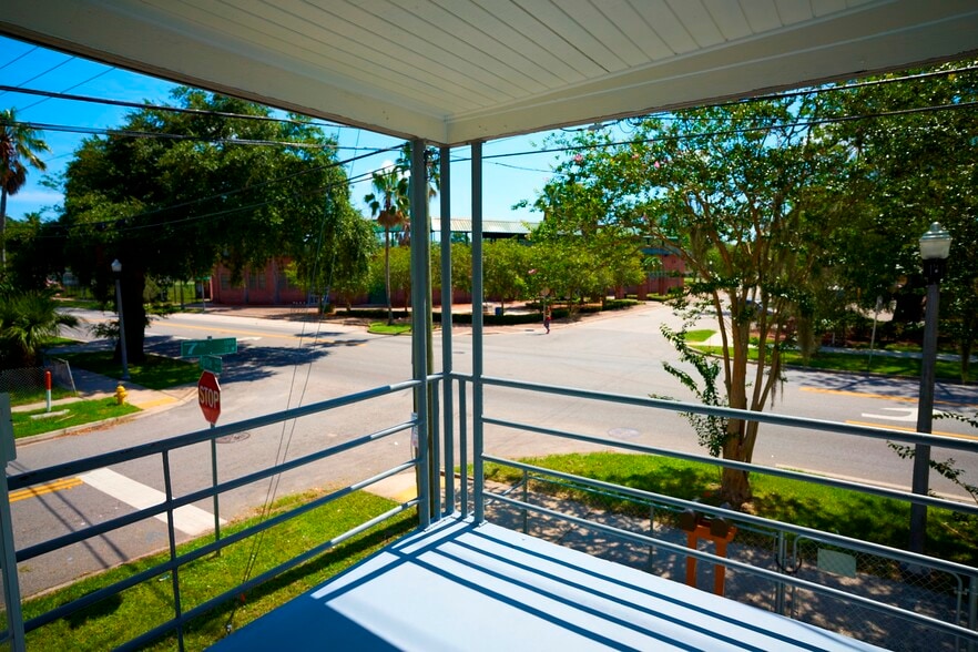 Building Photo - 1666 N Myrtle Ave