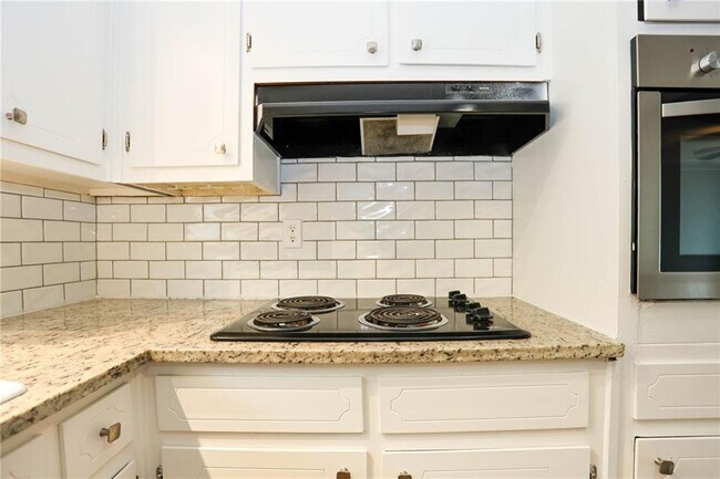 Building Photo - 667 Tara Cir SE