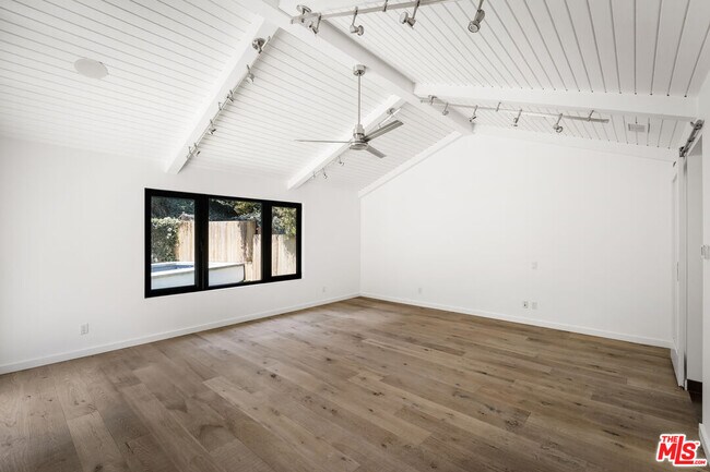 Building Photo - 2425 Rinconia Dr