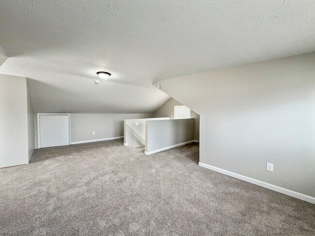 Building Photo - 823 S 38th St