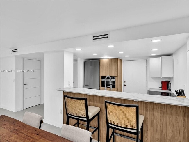 Building Photo - 10000 W Bay Harbor Dr