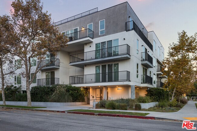 Building Photo - 4806 Sylmar Ave