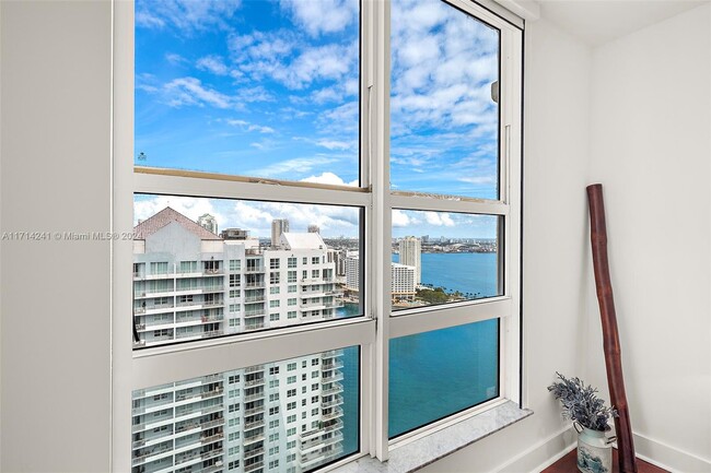 Building Photo - 1155 Brickell Bay Dr