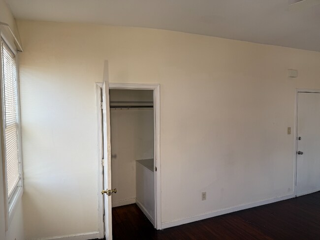 Building Photo - 3031 Hamilton Ave