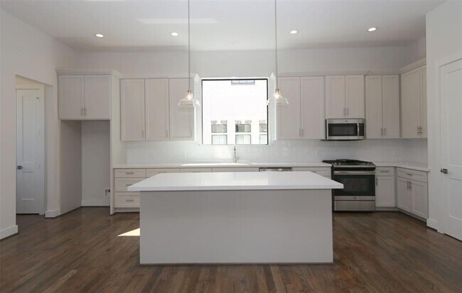 Building Photo - 820 W 22nd St