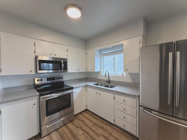 Building Photo - 1 Bedroom Salt Lake Condo  Available