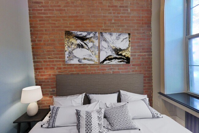 Building Photo - 350 W 21st St