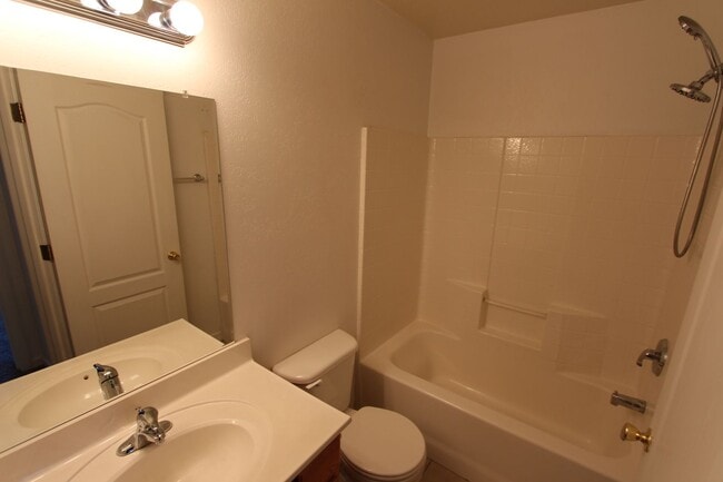 Building Photo - PRICE IMPROVEMENT 3-Bed / 2.5-Bath Townhome in Boulder Point LEASE THROUGH JULY