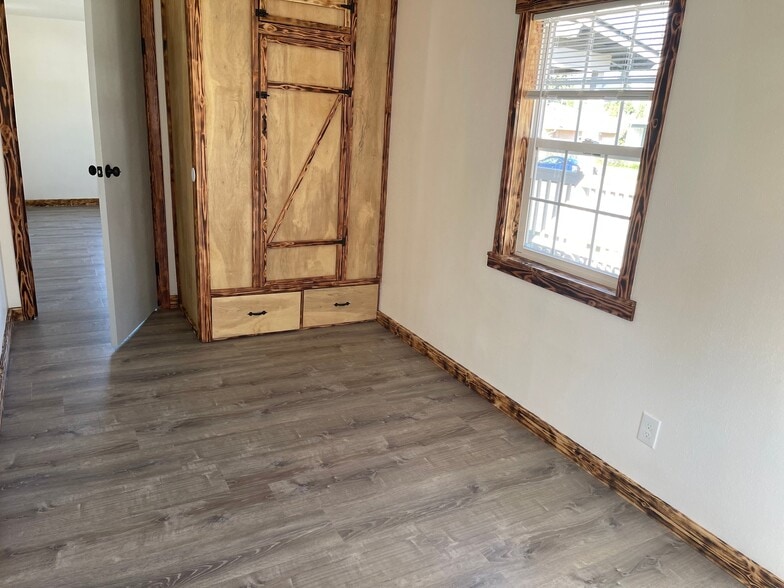 Building Photo - 462 W Ballf St