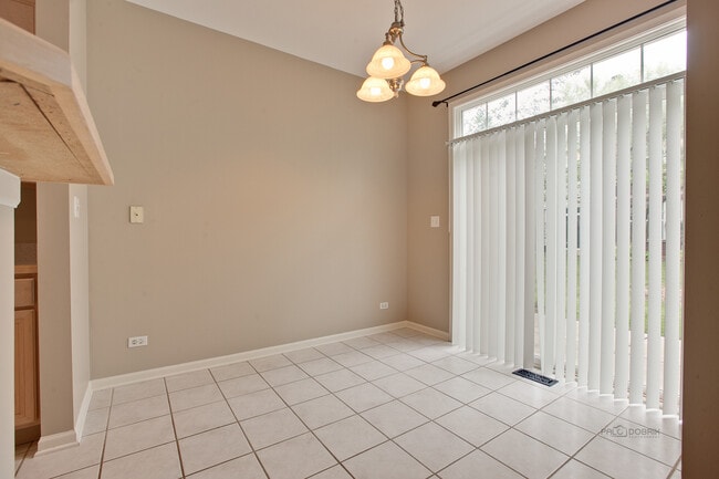 Building Photo - 1435 N Pinehurst Dr