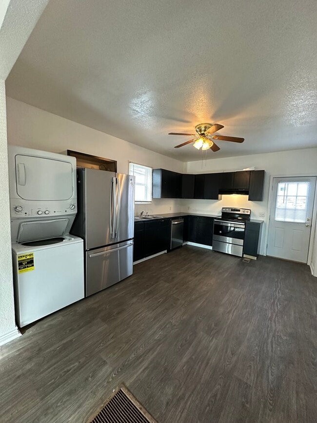 Building Photo - 2 Bed / 1 Bath House