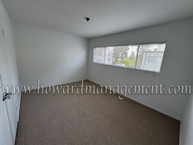Building Photo - 3 Bedroom 2 Bathroom Condo in the Desirabl...