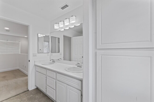 Building Photo - "Charming 3-Bedroom Haven with 2.5 Baths in Santa Clarita – Spacious 1694 Sq Ft Home Awaits!"